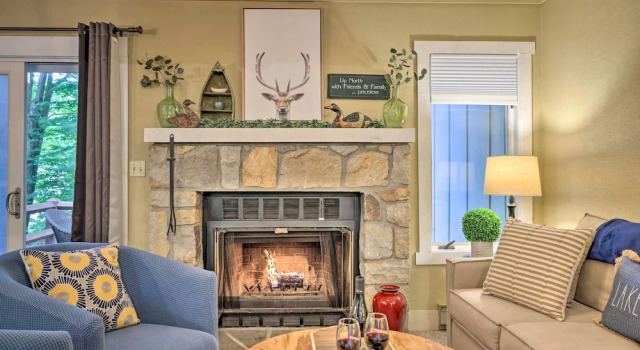 Cozy Poconos Townhome w/ Fireplace Near Jack Frost, Buchen Sie Ferienwohnung Crystal Lake Pennsylvania