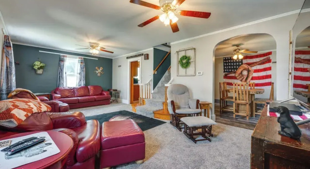 Cozy Iowa Getaway w/ Patio & Fenced-in Yard!, Varaa Lomakoti Dyersville Iowa