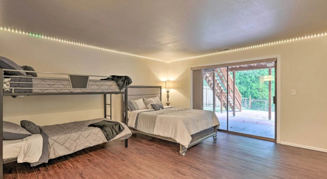 Shoreline Home w/ Deck ~ 14 Mi to Downtown Seattle, Buchen Sie Hotel Shoreline 