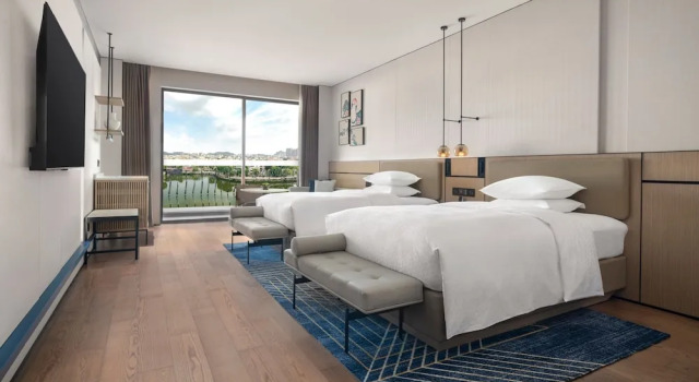 Четырёхместный номер Standard с балконом и с видом на озеро Four Points by Sheraton Yangjiang City Center