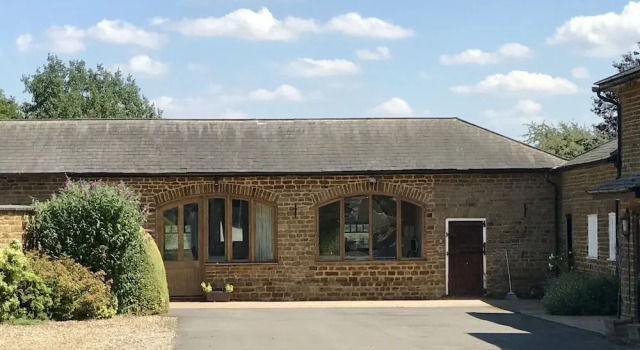 Beautiful 2 Bedroom Barn in Towcester Northants, Book Hotel Hoteller i Towcester med parkering, Parkering