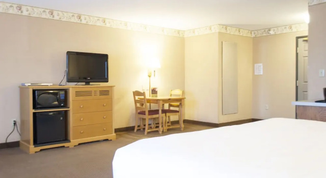 Двухместный люкс Country Inn & Suites by Radisson, Cedar Falls, IA