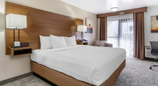 Двухместный номер Standard с видом на бассейн Best Western PLUS Lake Front Hotel