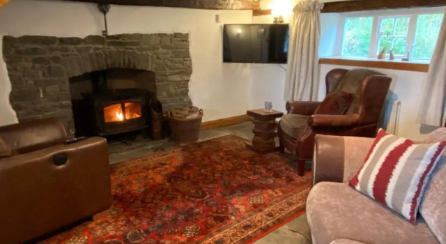 Traditional 18th Century Welsh Cottage, Забронировать Дом для отпуска Лланфэр-ар-и-брин Южный Уэльс