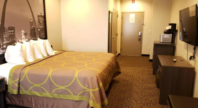 Номер Standard Super 8 by Wyndham St. Louis North