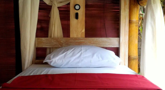 Кровать в общем номере Balicabana Bungalows