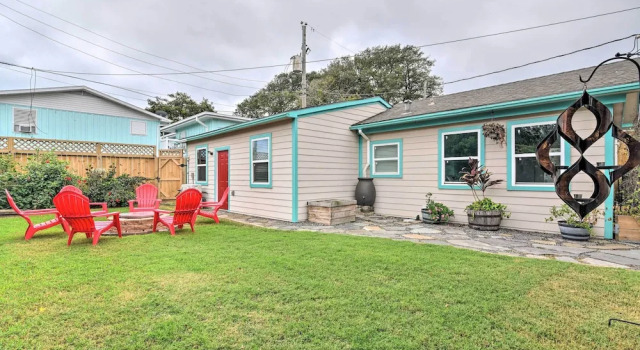 Коттедж Galveston Group Getaway w/ Private Yard + Fire Pit