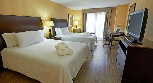 Четырёхместный номер Premium Revery Toronto Downtown, Curio Collection by Hilton