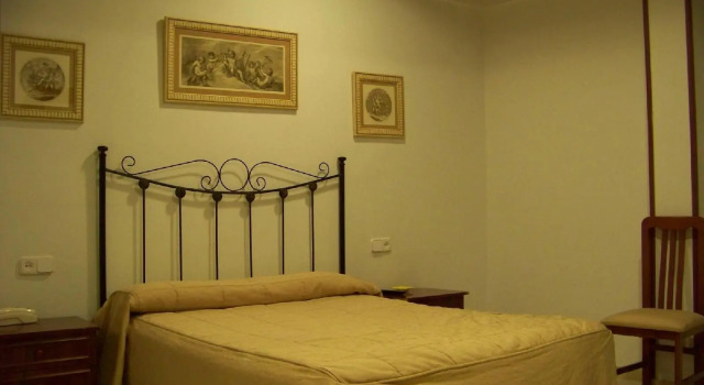 Hostal Restaurante El Lirio, Book Hotel Billige hoteller i Huelva