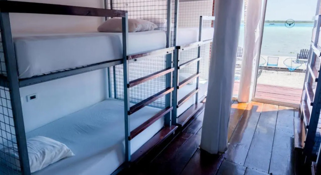 Кровать в общем номере The Yak Lake House Hostal Bacalar - Front Lagoon