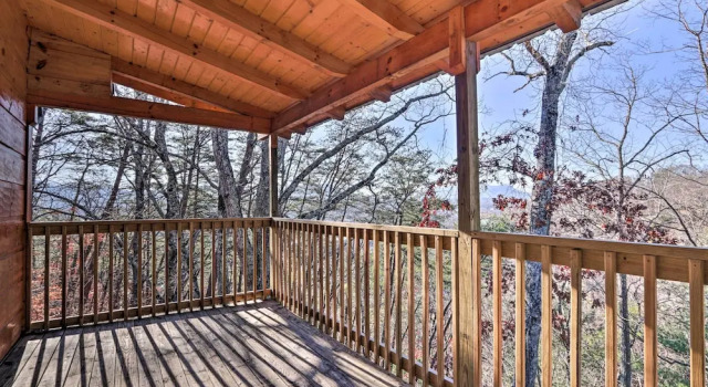 Luxe Cabin w/ Hot Tub, Theater, Pool Table, Arcade, Забронировать Дом для отпуска Отели Пиджен-Фордж с парковкой, рядом с Old Time Photos, Парковка