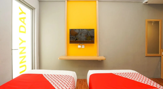 OYO 364 Fame Pavillion Permata, Book Hotel Hotels in Dukuh Pakis with a Pool, Swimming Pool