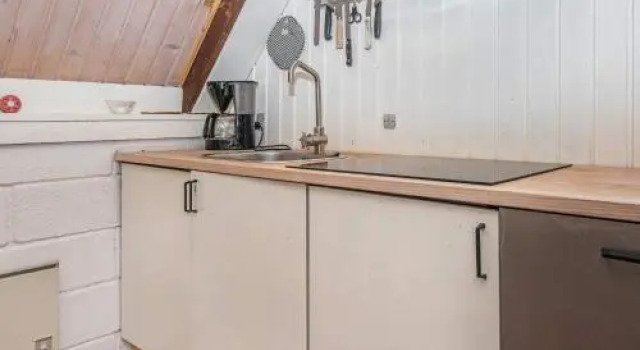 Three-Bedroom Holiday home in Rømø 15, Rezerwuj Hotel Hotele w Sønderjylland z parkingiem, Parking
