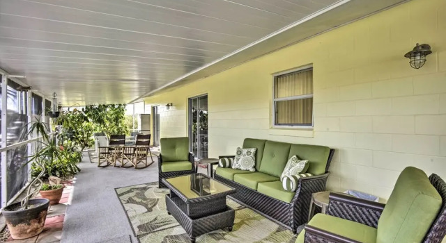 Коттедж Merritt Island Home w/ Boat Dock on Canal Front!