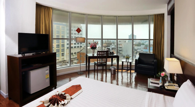 Кровать в общем номере Golden Crown Grand Hotel