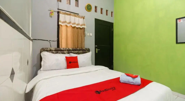 RedDoorz Syariah near Ciledug Station, Book Guesthouse Babakan West Java