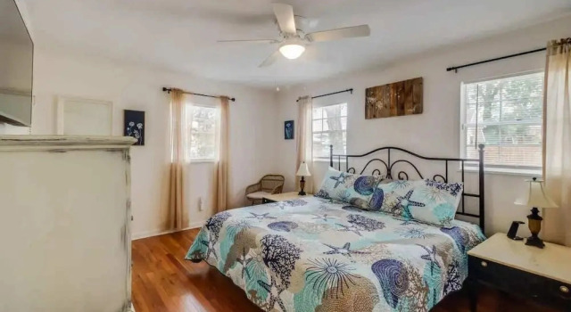 Sea La Vie in Long Beach, Забронировать Дом для отпуска Лонг-Бич Миссисипи - побережье, рядом с Long Beach WWII Battleship Guns