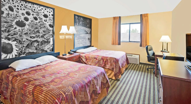 Четырёхместный номер Standard Super 8 by Wyndham Iowa Falls