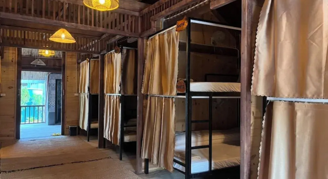 Кровать в общем номере HaGiang Go Ecolodge