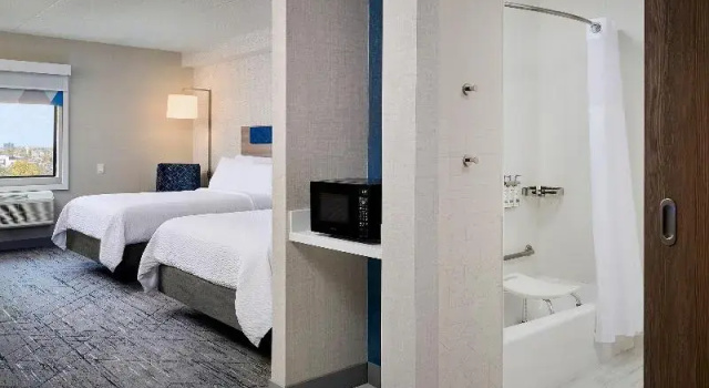 Четырёхместный номер Standard Holiday Inn Express Hamilton Upper James by IHG