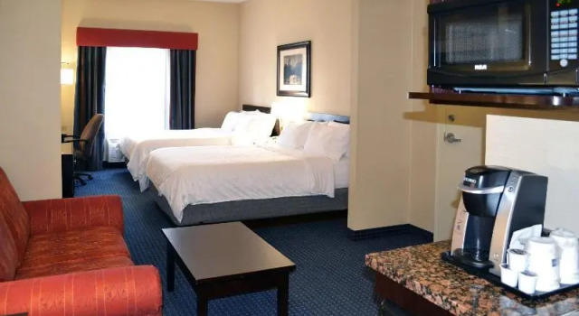 Четырёхместный люкс Executive Holiday Inn Express Hotel & Suites Edson by IHG