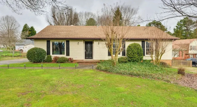 Коттедж Cozy Home w/ Fenced Yard < 1 Mi Downtown Matthews!