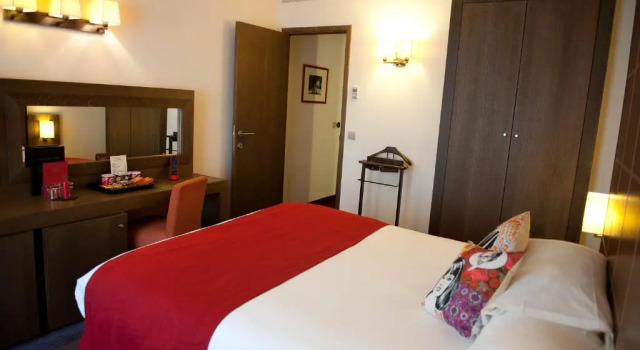 Двухместный номер Deluxe с балконом Westside Arc de Triomphe Hotel