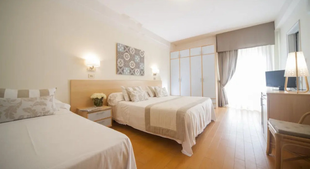 Четырёхместный номер Comfort с балконом и с частичным видом на море Hotel Mon Cheri