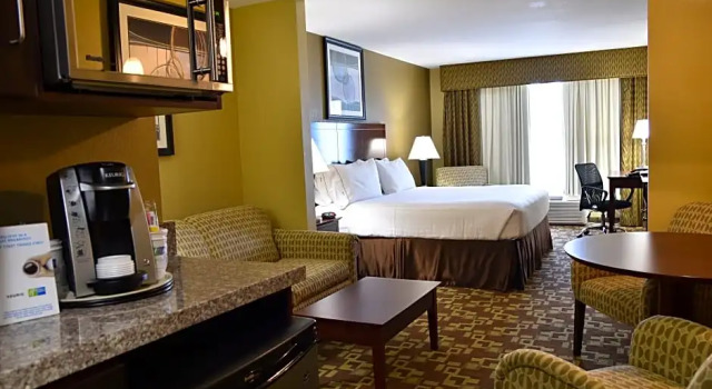 Люкс Deluxe Holiday Inn Express Hotel & Suites St. Charles by IHG