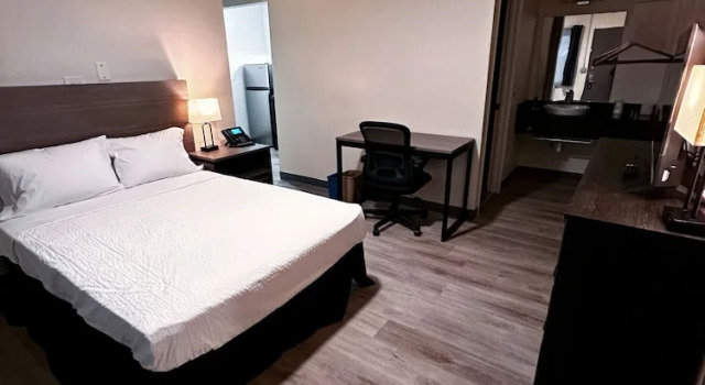Люкс Deluxe Studio City Suites, A Travelodge By Wyndham