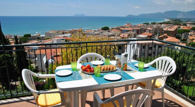 Sunset Over the sea in the Center of Sperlonga Amazing sea View Apartment, Rezervovat Apartmán Hotely v Lazio s parkováním, Parkování