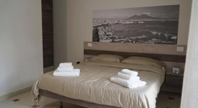 Donna Vicenza Bed & Breakfast, Забронировать Отель Моло Беверелло Неаполь, рядом с Церковь Пио Монте делла Мизерикордия