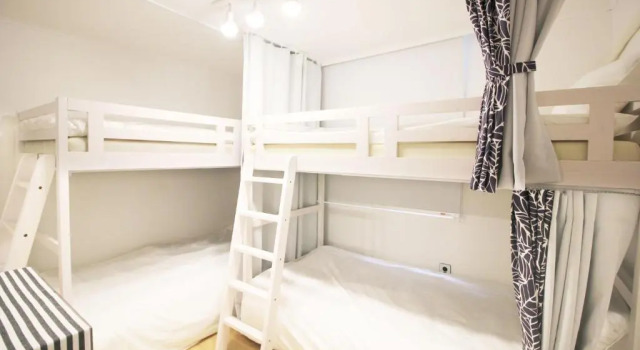 Кровать в общем номере MTT Guest House