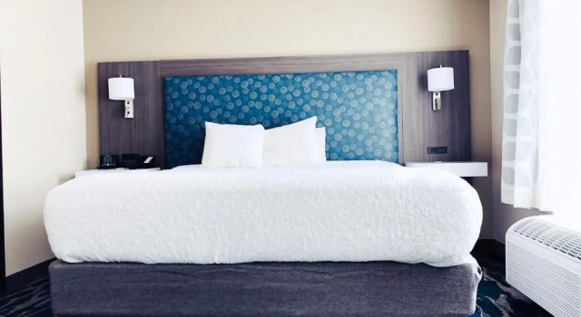 Люкс Comfort Inn & Suites Greenville Near East Carolina University