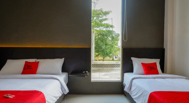RedDoorz Plus near Solo Baru