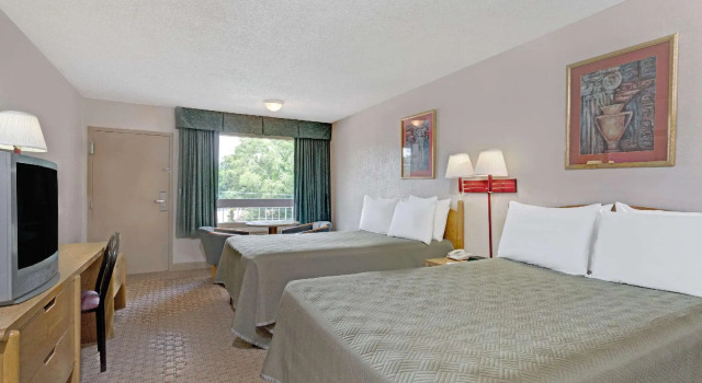 Четырёхместный номер Standard Travelodge by Wyndham Williamsburg Colonial Area