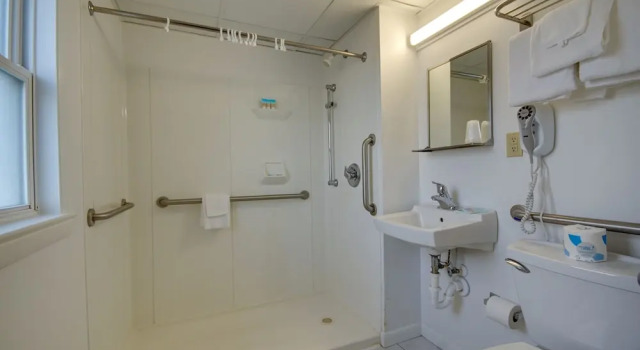 Четырёхместный номер Standard с видом на бассейн Sahara Motel