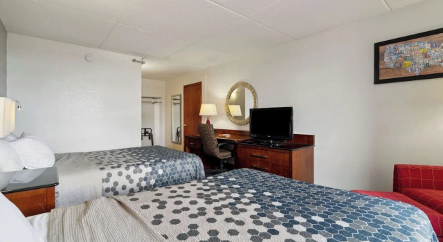 Четырёхместный номер Standard Econo Lodge Inn & Suites Waterloo Downtown