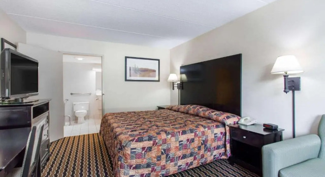 Номер Standard Quality Inn near Speedway