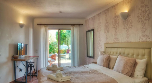 Moonshine Guest House with private studios and private cottage