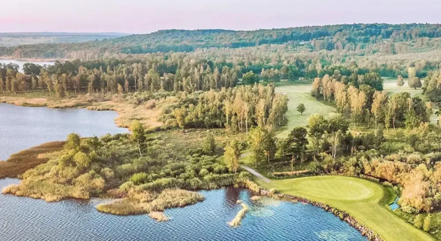 Коттедж Serene Lakehouse With Rowing Boat