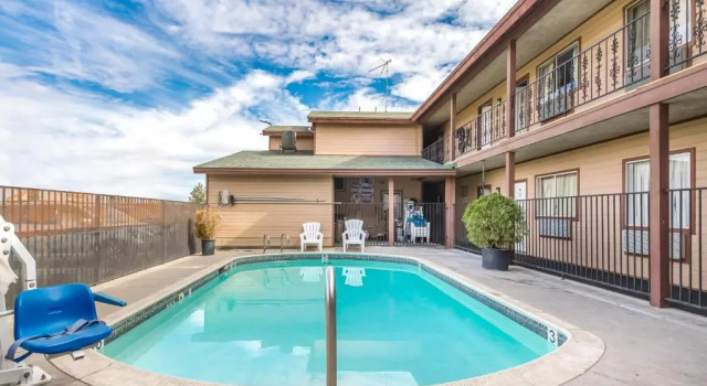 Hotel Avenida Victorville I 15, Rezerwuj Hotel Hotele w Victorville z basenem, Basen