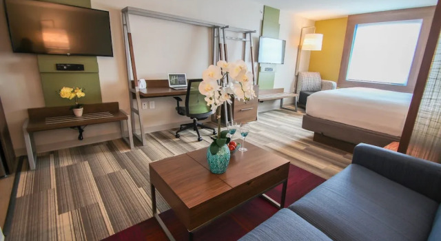 Двухместный люкс с видом на бассейн Holiday Inn Express & Suites Miami Airport East by IHG