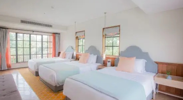 Suite 1 sypialnia z widokiem na jezioro Alor Valley