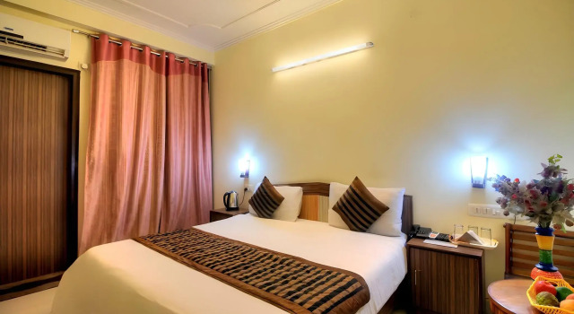 ADB Rooms Hotel Noratan Palace, Забронировать Отель Отели Нью-Дели с парковкой, Парковка