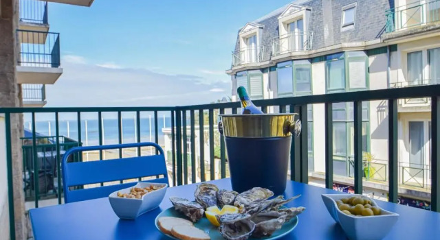 Апартаменты Appartement cosy 2 pers vue mer balcon hyper centre Dinard