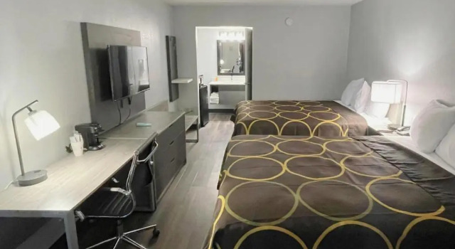 Четырёхместный номер Standard Super 8 by Wyndham Pigeon Forge Downtown