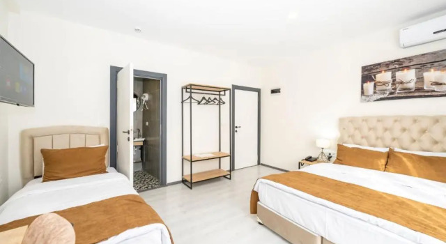 Трёхместный номер Standard с балконом Glori̇a Ai̇rport Hotel