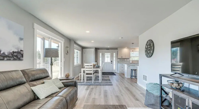 Chic Westport Vacation Rental, Walk to Beach!, Забронировать Дом для отпуска Уэстпорт штат Вашингтон, рядом с Маяк Грейс-Харбор
