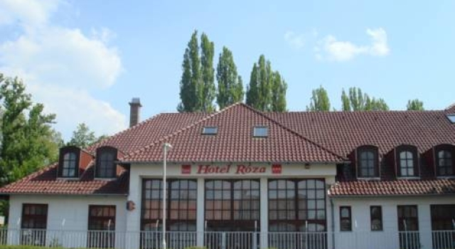 Roza Hotel Es Apartmanhaz, Rezervovat Hotel Ostřihom 
